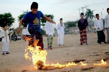 আগুনের ফুটবল খেলা (ভিডিও সহ)